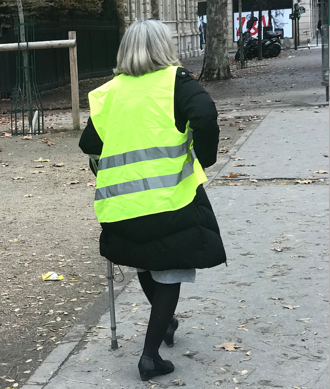 Una pericolosa gilet jaune va alo scontro con la Polizia