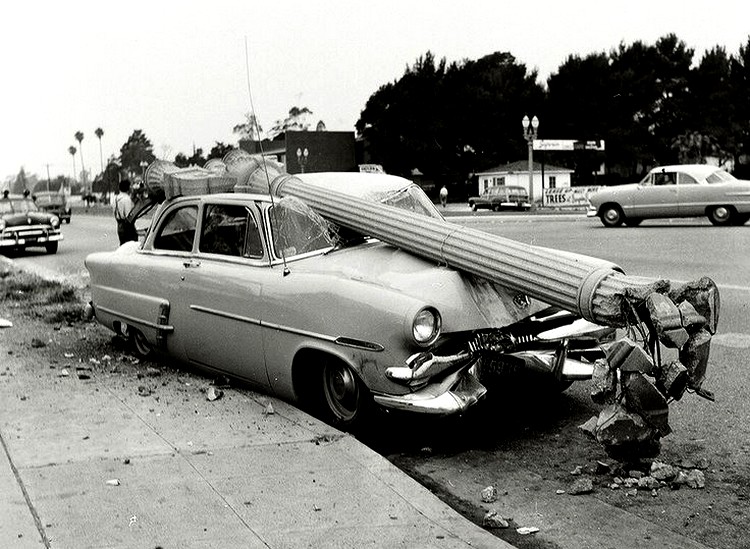 Vehicule - Accident automobile, une voiture de la marque Ford a Los Angeles dans les annees 1950